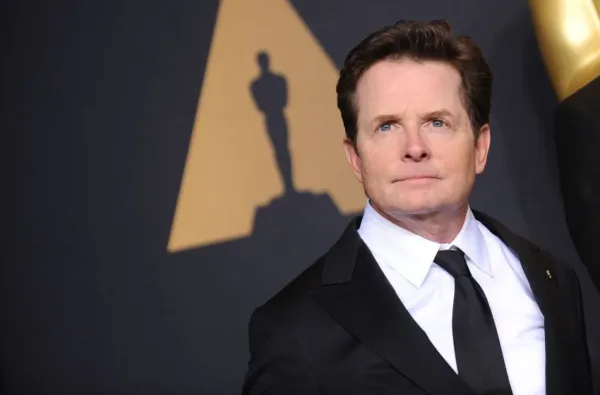 HOLLYWOOD, CA - 26. února: Herec Michael J. Fox představuje v tiskové místnosti na 89. ročníku Oscarů v Hollywoodu