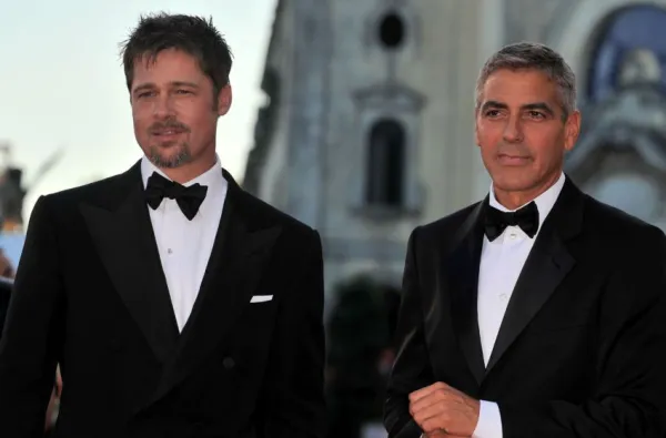 VENEDIG, ITALIEN - 27. AUGUST: Skuespillerne Brad Pitt og George Clooney ankommer til åbningsceremonien og