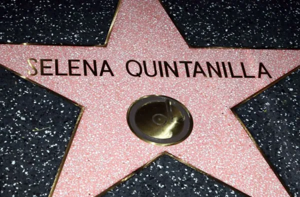 HOLLYWOOD, CA - 3. NOVEMBER: Sanger Selena Quintanilla bliver posthumt hædret med en stjerne på Hollywood Walk of Fame den 3. november 2017 i Hollywood, Californien. (Foto af David Livingston / Getty Images)