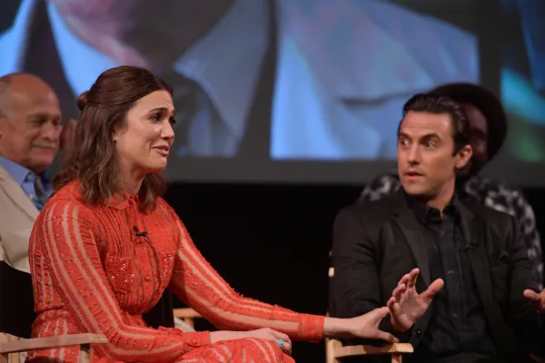 HOLLYWOOD, CA - 14. AUGUST: Mandy Moore og Milo Ventimiglia taler på scenen ved FYC Panel Event for 20th Century Fox og NBC