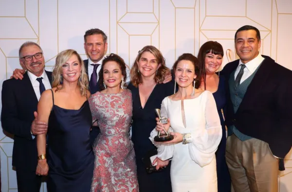 オーストラリア、ゴールドコースト-7月1日：ウェントワースの乗組員は、オーストラリアのゴールドコーストで2018年7月1日にスターゴールドコーストで開催された第60回ロギー賞で最も人気のあるドラマの賞を受賞しました。 （クリスハイド/ゲッティイメージズによる写真）