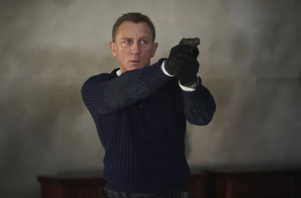 James Bond (Daniel Craig) forbereder sig på at skyde i NO TIME TO DIE, en DANJAQand Metro Goldwyn Mayer Pictures-film. Kredit: Nicola Dove