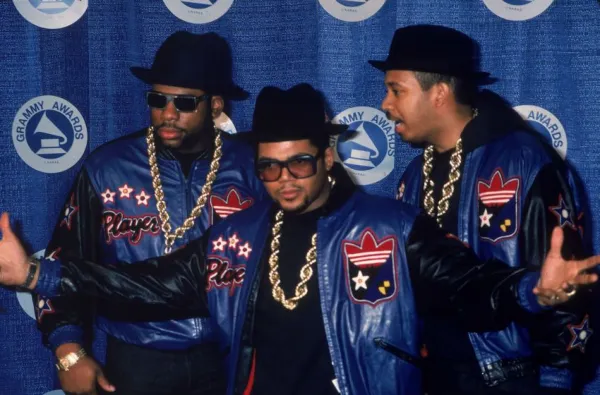 Americká rapová skupina Run DMC pózuje na Grammy Awards, 1980. (L-R): Jam Master Jay (Jason Mizell), Joe