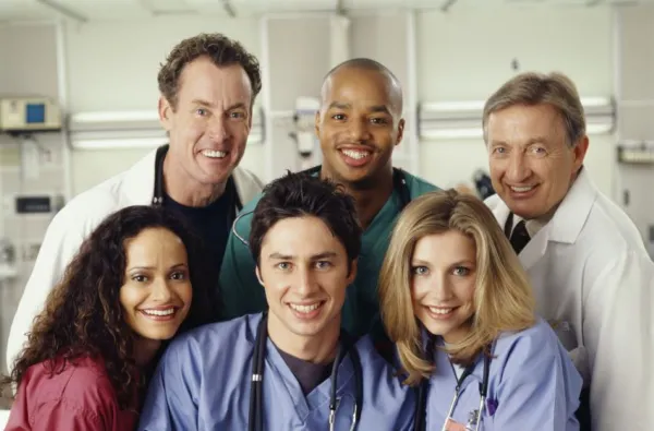 SCRUBS - Säsong 1 - Avbildad: (fram, l-r) Judy Reyes som sjuksköterska Carla Espinosa, Zach Braff som Dr. John